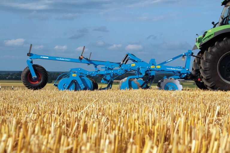 Lemken Rubin 12 -lautasmuokkain muokkaamassa sänkipeltoa.
