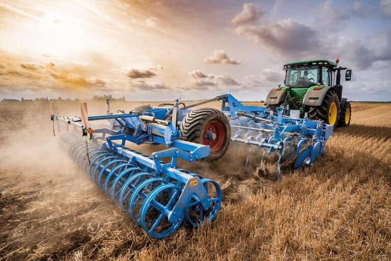 Lemken Rubin 12 -lautasmuokkain muokkaamassa sänkipellolla.