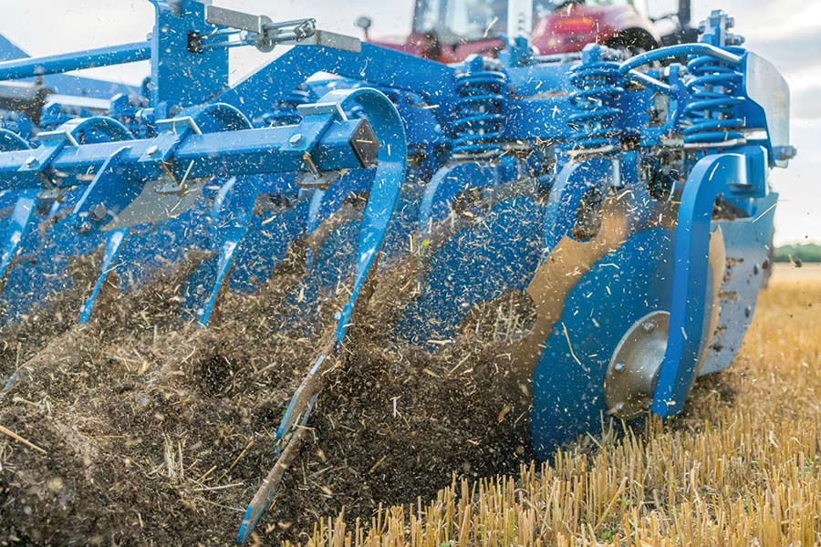 Lemken Rubin 12 -lautasmuokkain sänkipellolla, jossa se kulkee tukkeutumattomasti runsaan tilan vuoksi.