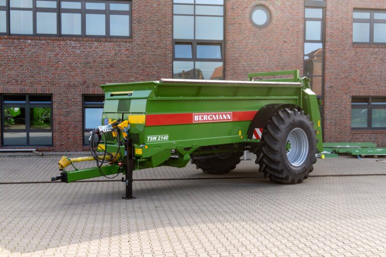 Bergmann TSW 2140 E -tarkkuuslevitin tehtaan pihassa.