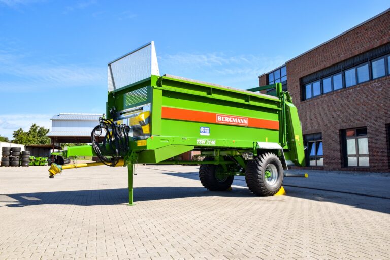 Bergmann TSW 3140 E -tarkkuuslevitin tehtaan pihalla.
