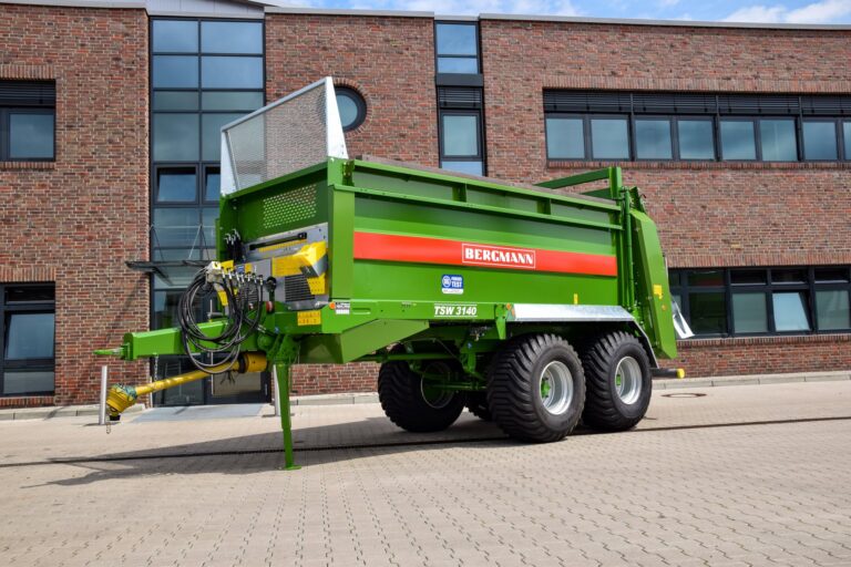 Bergmann TSW 3140 T -tarkkuuslevitin tehtaan pihassa.