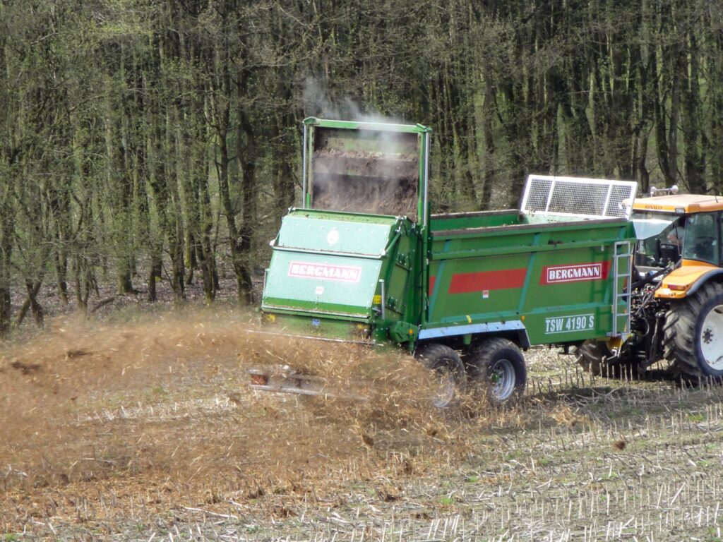 Bergmann TSW 4190 S -tarkkuuslevitin pellolla levittämässä kuivalantaa.