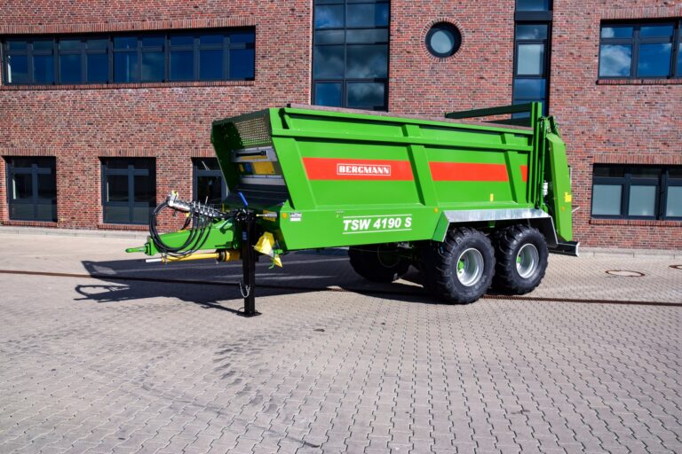 Bergmann TSW 4190 S -tarkkuuslevitin tehtaan pihassa.