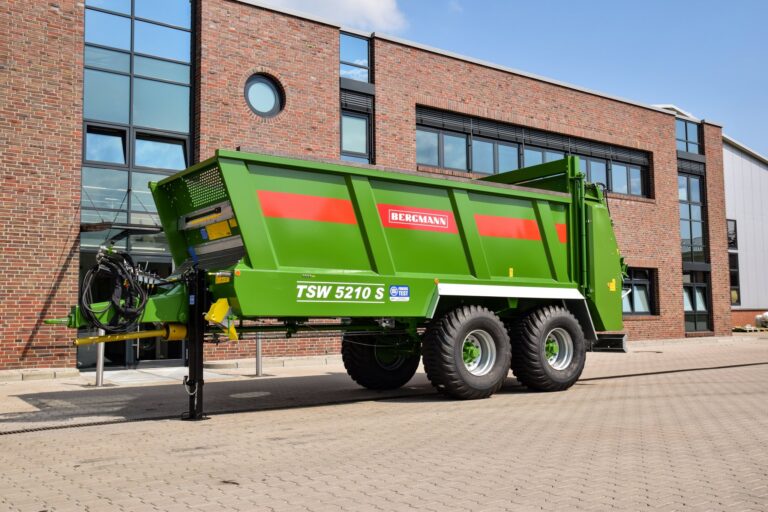 Bergmann TSW 5210 S -tarkkuuslevitin tehtaan pihassa.