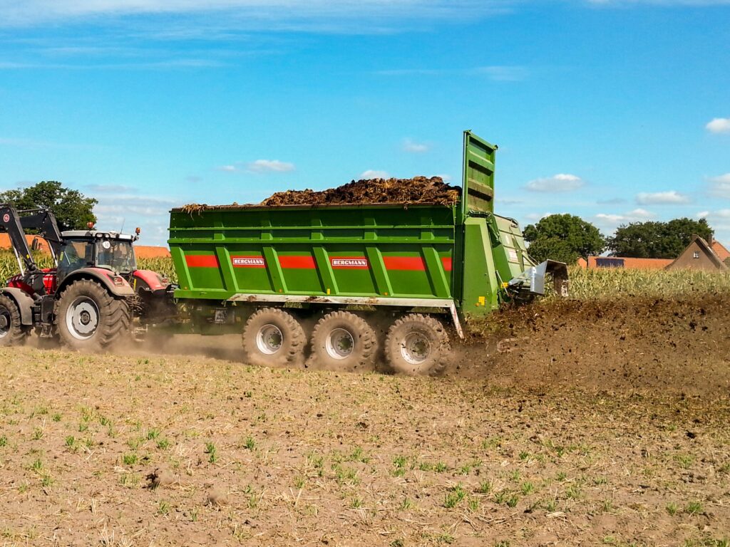 Bergmann TSW 7340 S -tarkkuuslevitin pellolla levittämässä kuivalantaa.