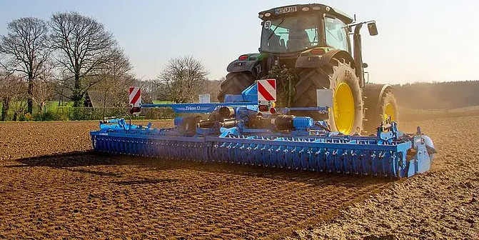 Lemken Zirkon 12-jyrsin pellolla valmistamassa kylvöalustaa pellolla.