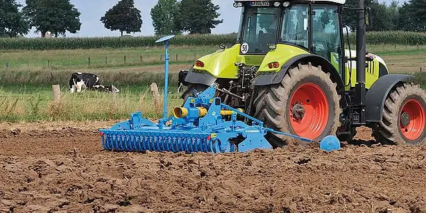 Lemken Zirkon 8 -jyrsin pellolla valmistamassa kylvöalustaa pellolla.