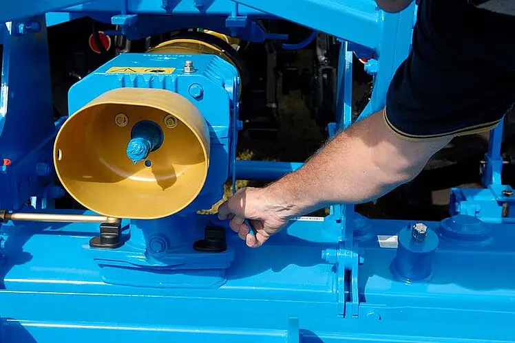 Lemken Zirkon -jyrsimen Dual-shift-vaihteiston säätöä.