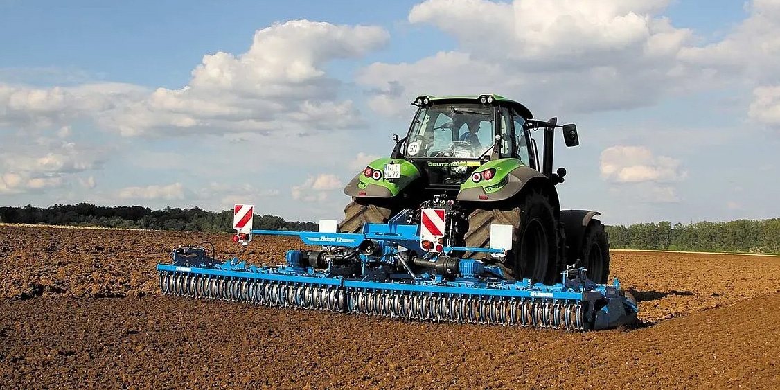 Lemken Zirkon -jyrsin pellolla valmistamassa kylvöalustaa pellolla.