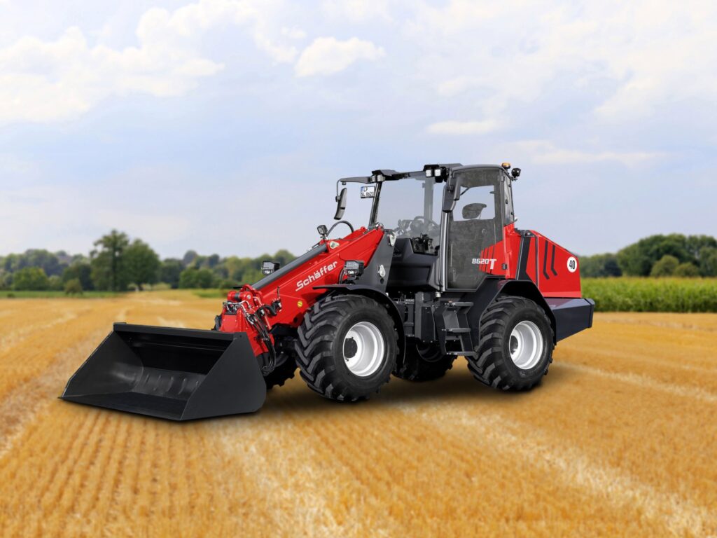 Schäffer 8620 T-3 -teleskooppikuormaaja pellolla.