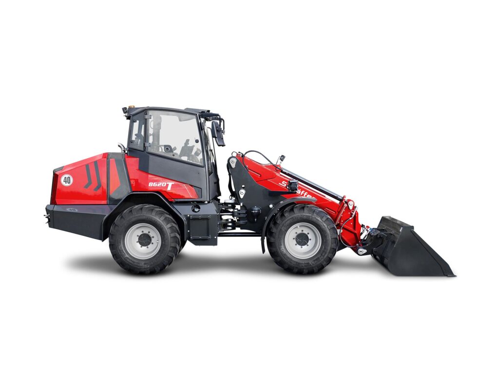 Schäffer 8620 T-3 -teleskooppikuormaaja valkoisella taustalla.