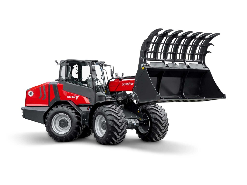 Schäffer 9640 T-3 -teleskooppikuormaaja valkoisella taustalla.
