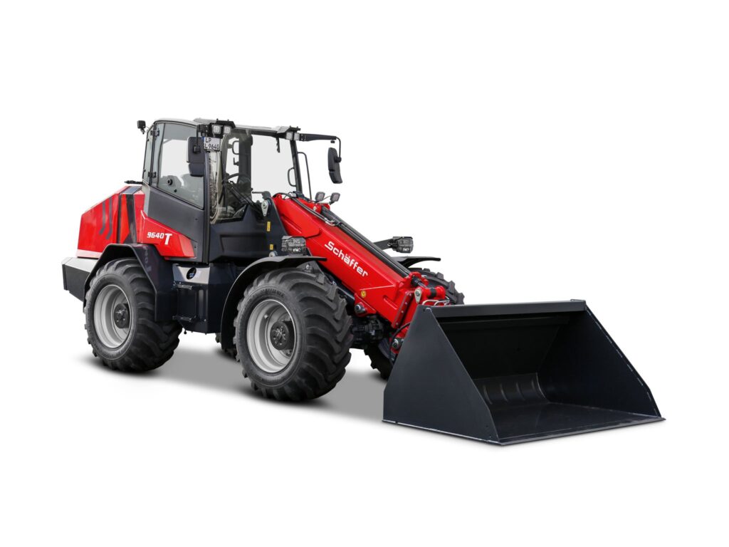 Schäffer 9640 T-3 -teleskooppikuormaaja valkoisella taustalla.