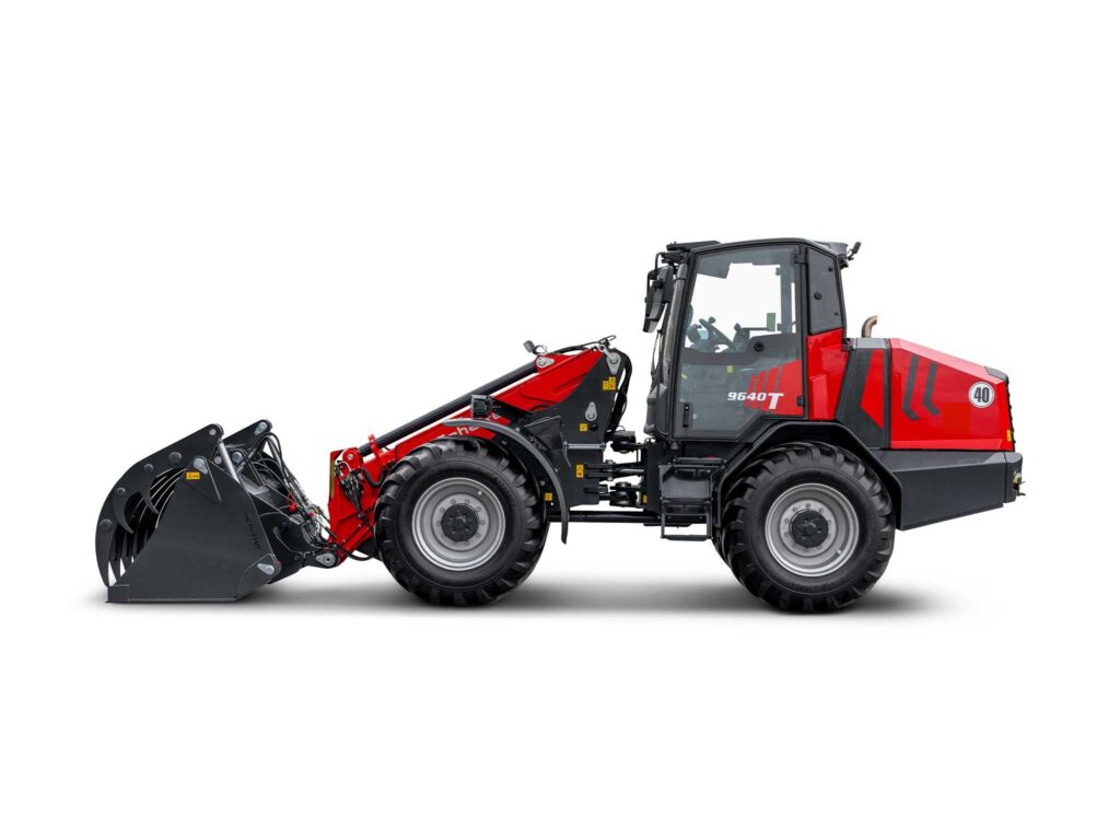 Schäffer 9640 T-3 -teleskooppikuormaaja valkoisella taustalla.