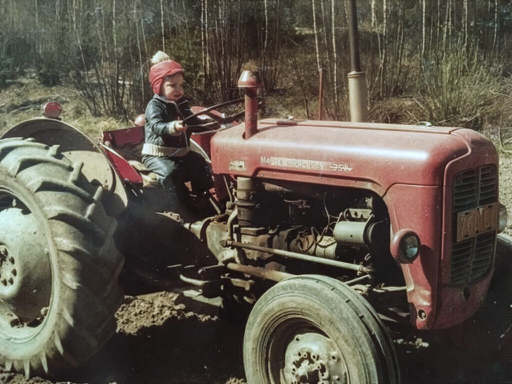 Turun Konekeskuksen liiketoimintajohtaja Anders Vahtola vanhan Massey Ferguson -traktorin kyydissä lapsena.