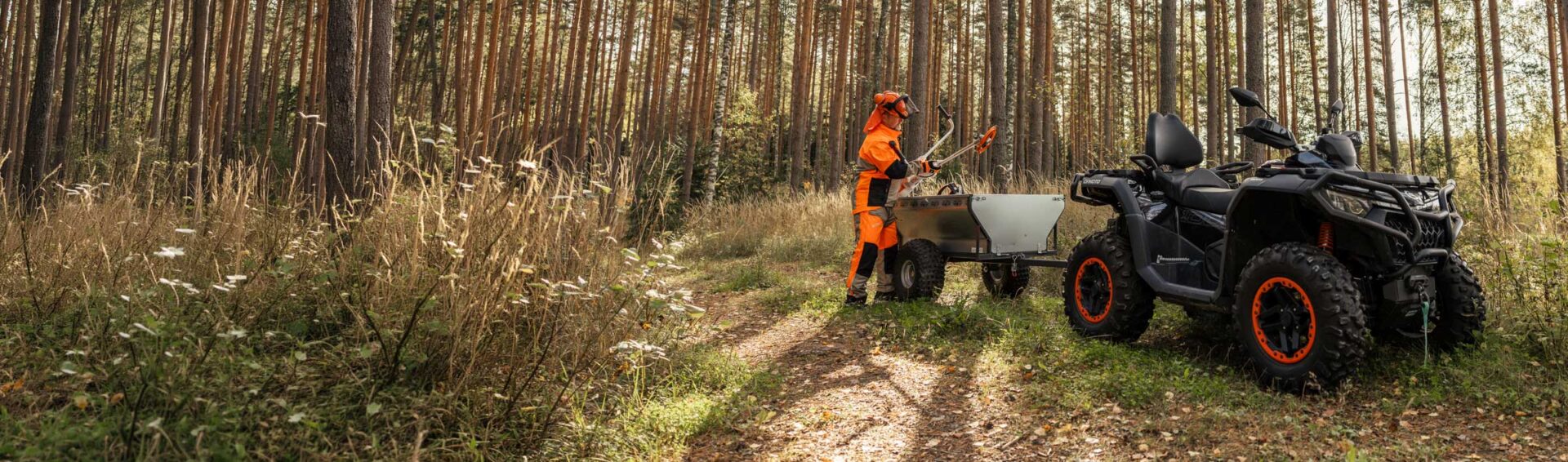 Mönkijä ja metsuri metsässä.
