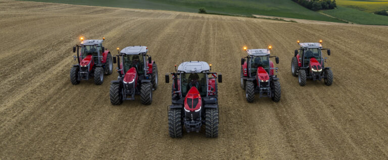 Pellolla ajamassa useampi Massey Ferguson -traktori.