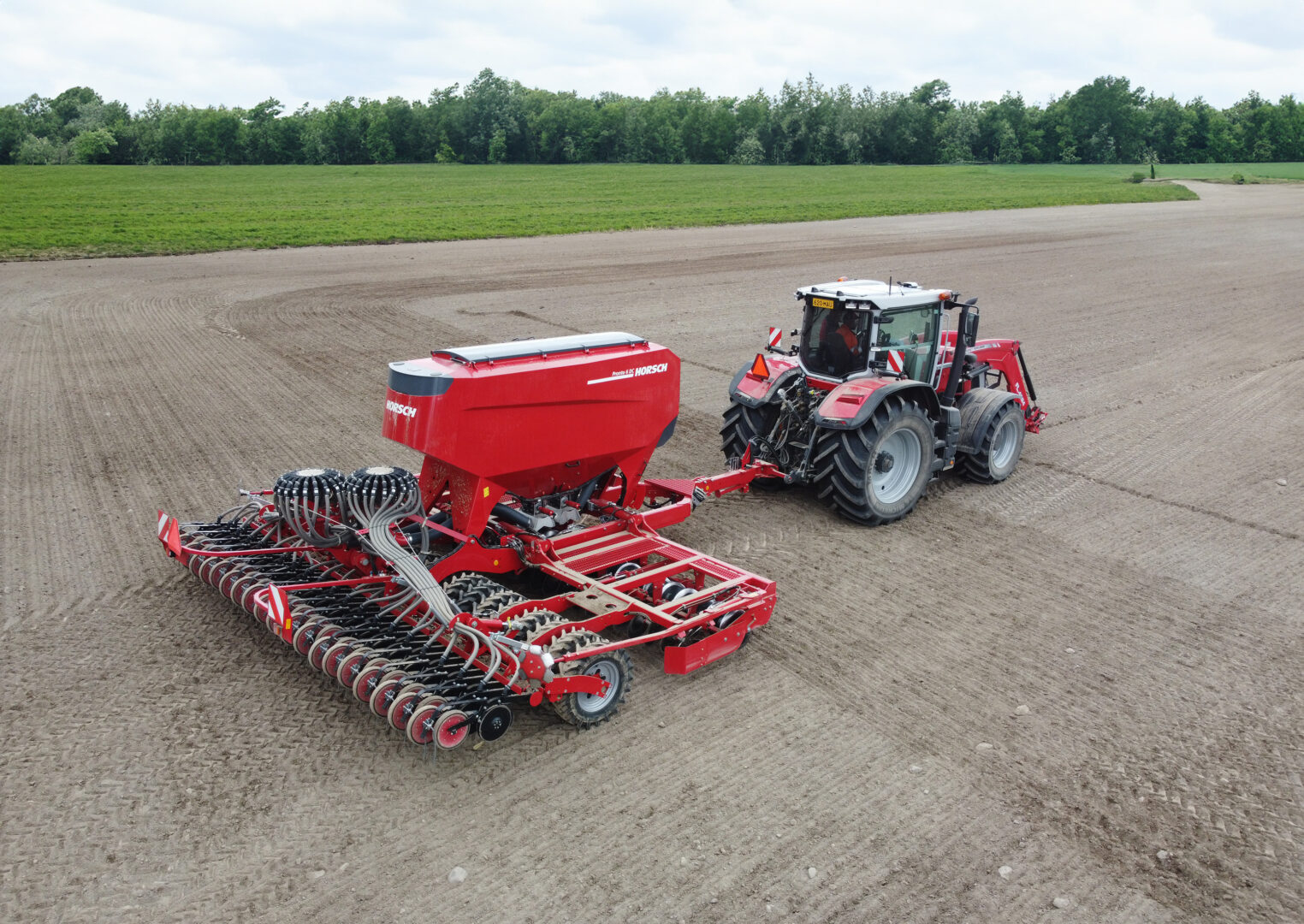Massey Ferguson -traktori ja Horsch Pronto -kylvökone kylvämässä pellolla.