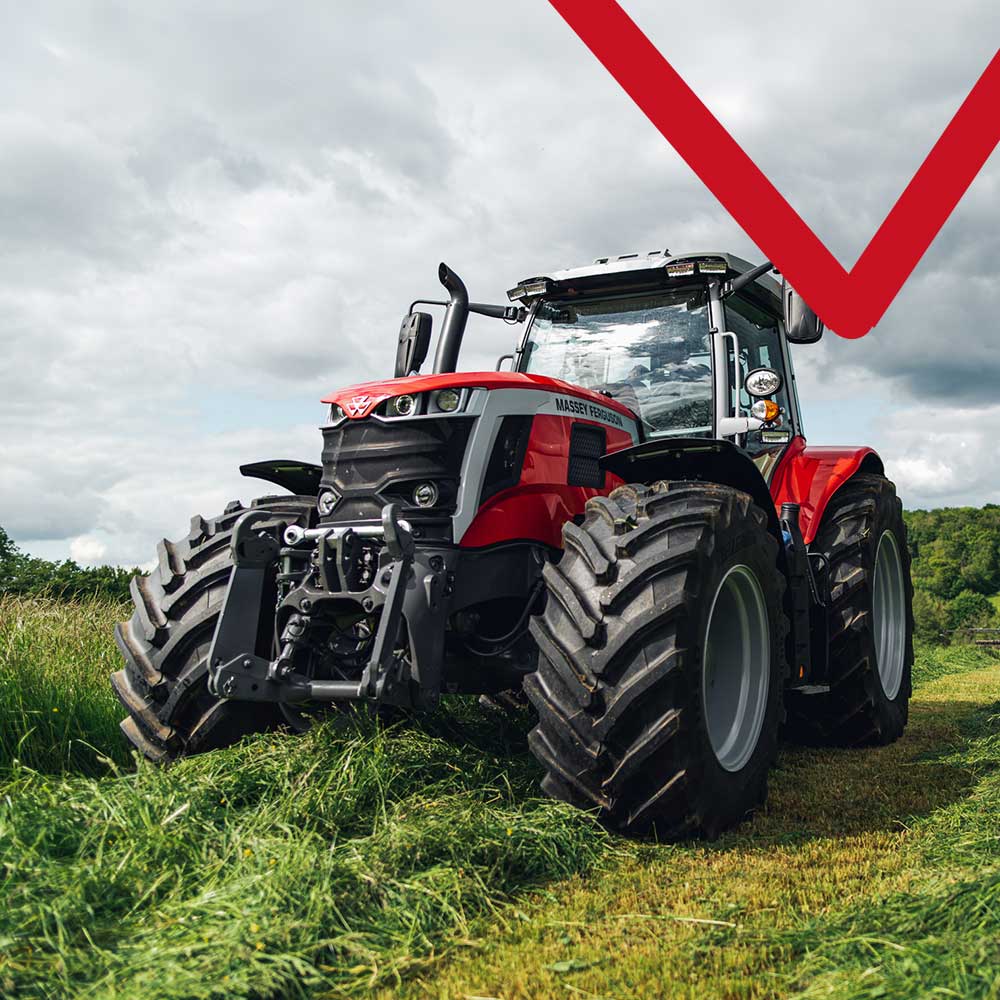 Massey Ferguson 7S -traktori rehunteossa.
