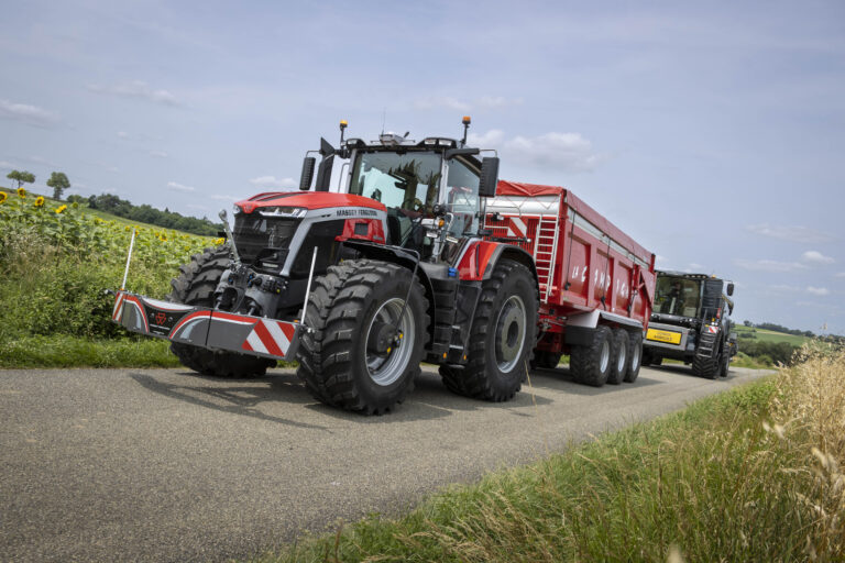 Tiellä ajamassa MF 9S -traktori.