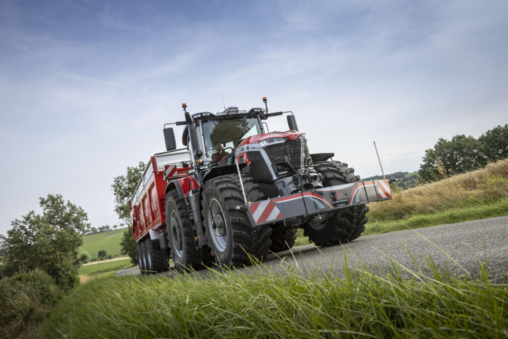 Tiellä ajamassa MF 9S -traktori.