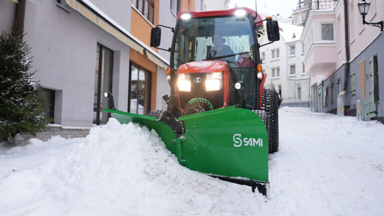 Sami VL nivelaura auraa lunta vanhassa kaupungissa.