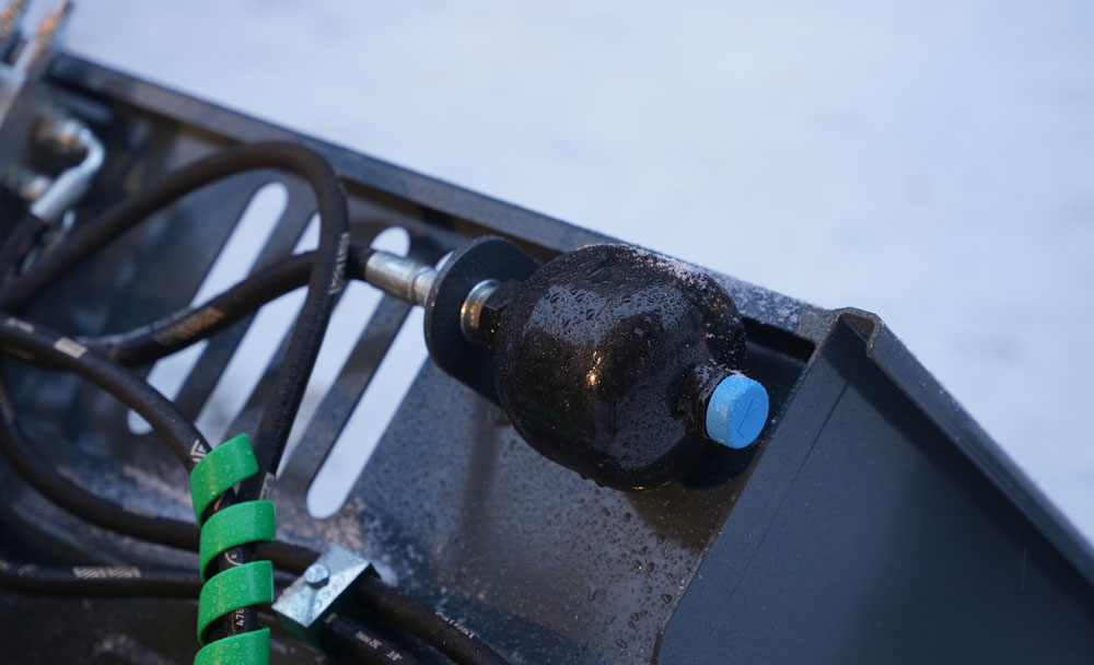 Paineakku ja hydraulinen venttiili.