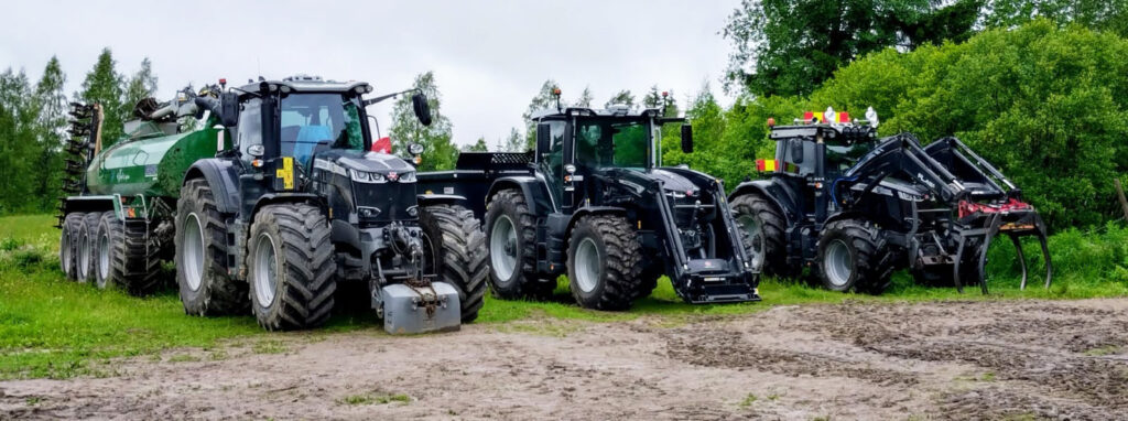 Asiakkaamme Antti Haatajan kolme mustaa MF By You Massey Ferguson -traktoreita pihassa.