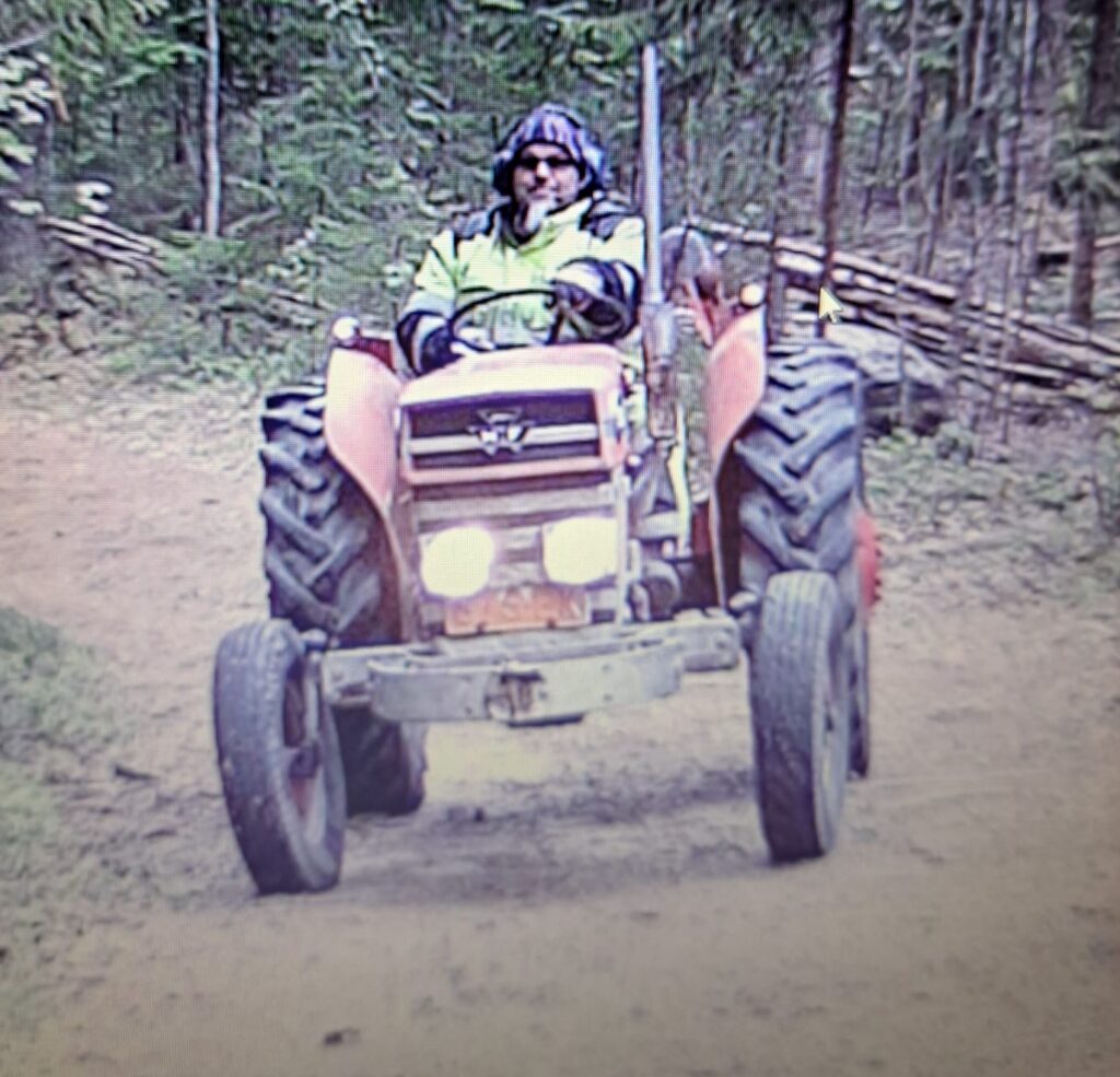 Asiakkaamme Antti Haataja vanhan Massey Ferguson -traktorin kyydissä.