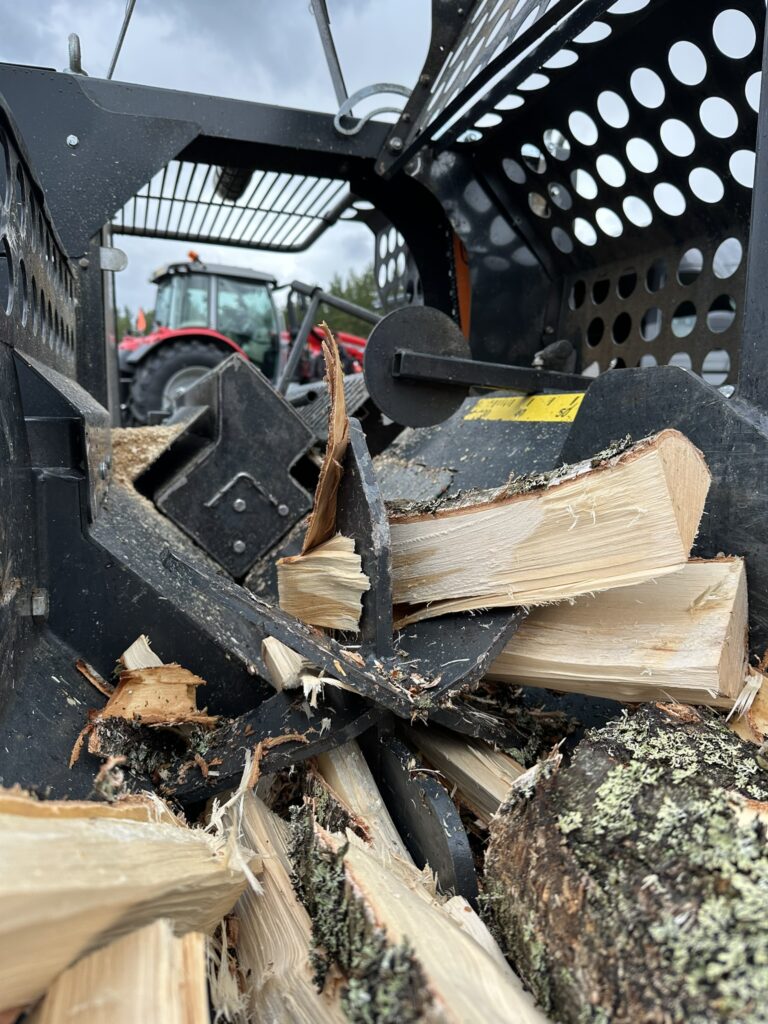 Pilkemaster GO -klapikone pilkkomassa puita klapeiksi.