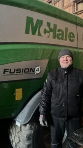 Asiakkaamme Ville Kuorelahti McHale Fusion 4 -paalaimen edessä.