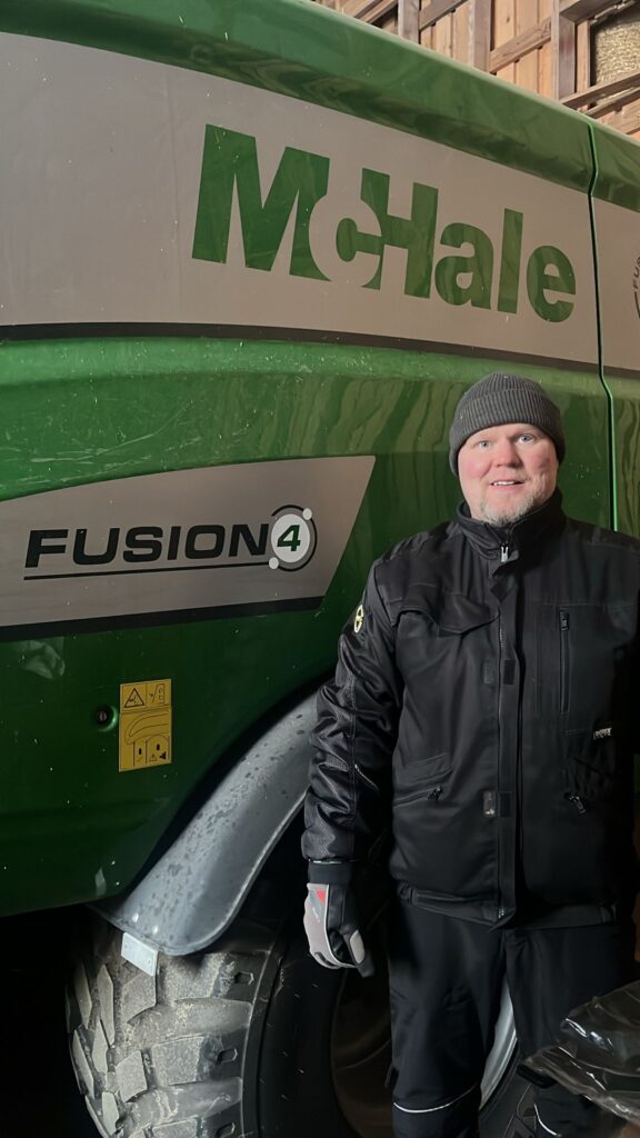 Asiakkaamme Ville Kuorelahti McHale Fusion 4 -paalaimen edessä.