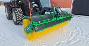 Asiakkaan SAMI HB-3000 -avoharja lumisella pihalla.