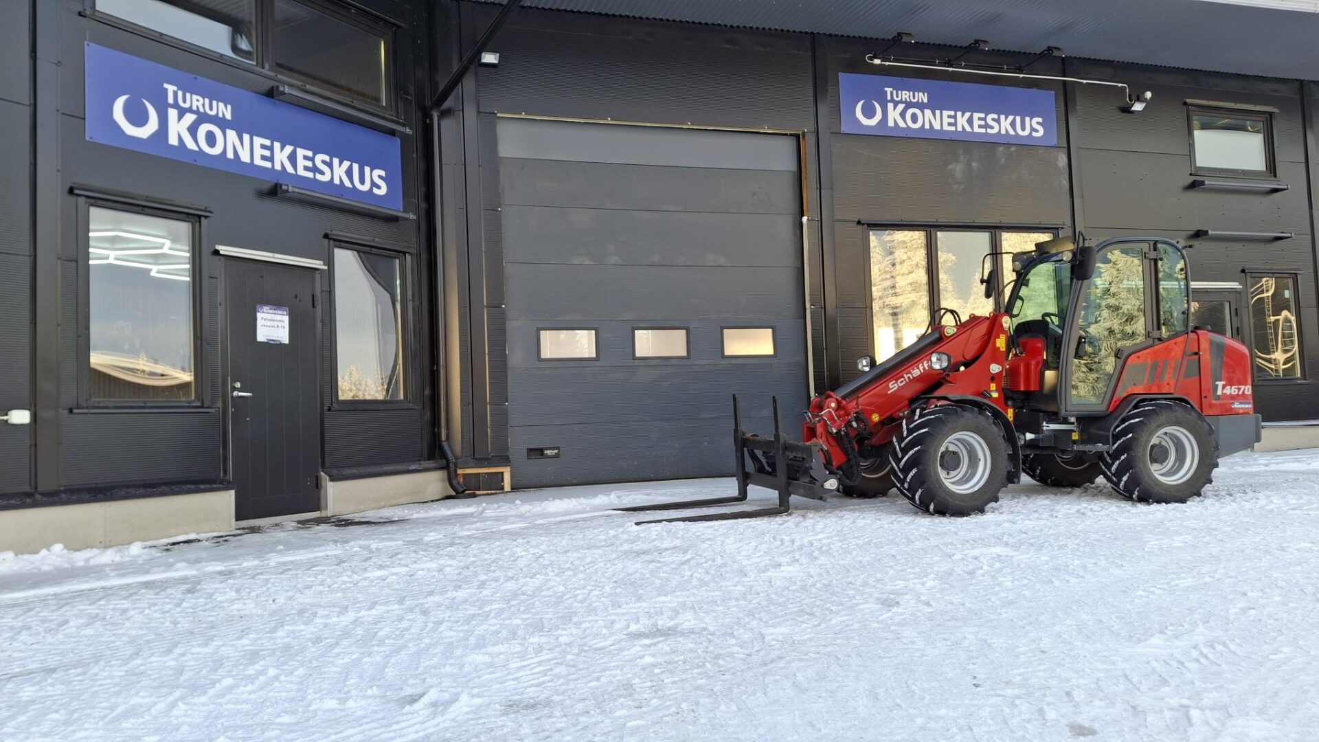 Kempeleen toimipisteen kuva, jossa Schäffer-pienkuormaaja oven edessä.