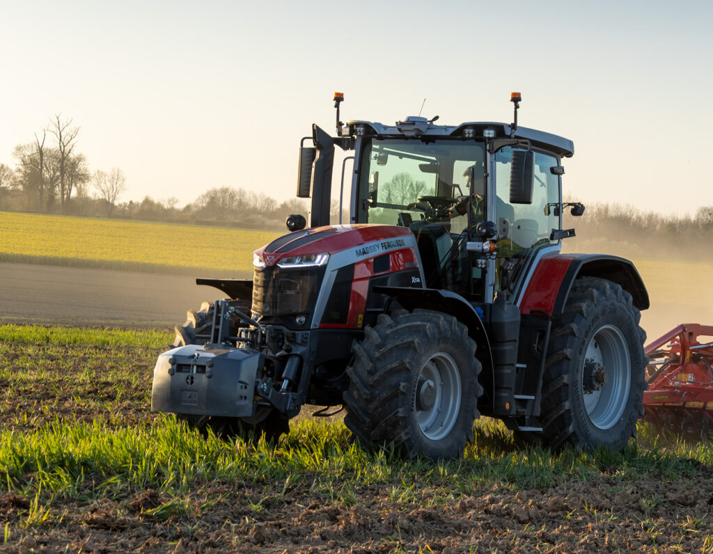 Massey Ferguson 8S Xtra -traktori muokkaamassa maata.