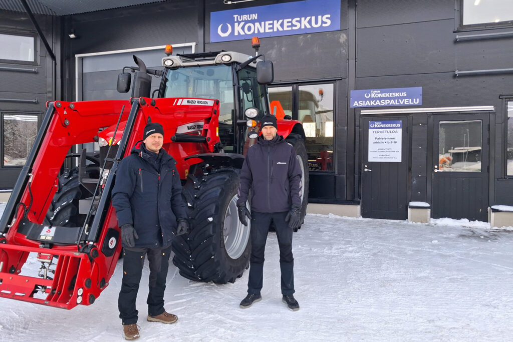 Henrik Eero ja Kimmo Junttila Massey Ferguson -traktorin vieressä Kempeleen toimipisteen edessä.