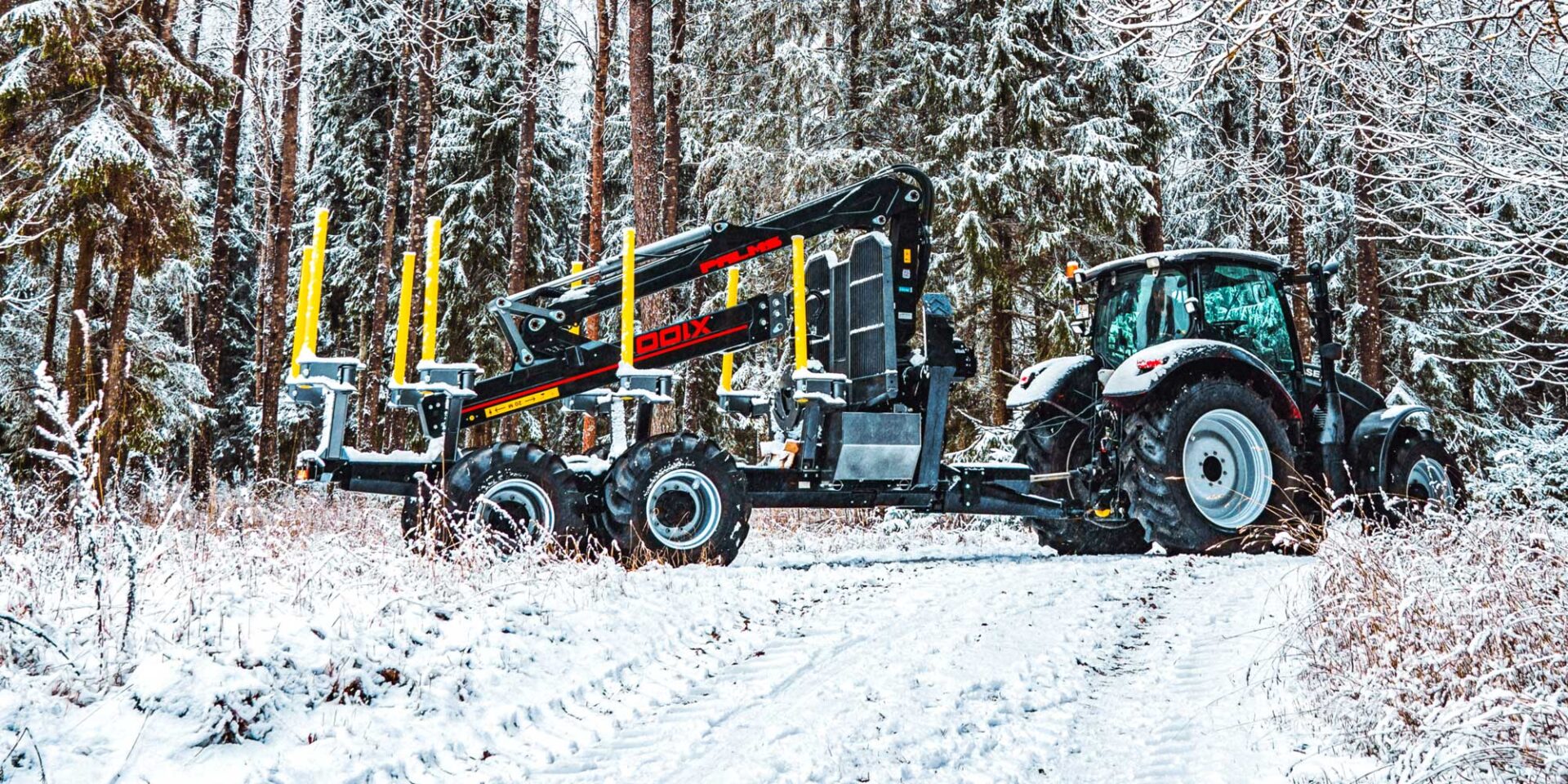 Palms HMWV metsäperävaunu metsässä talvella.