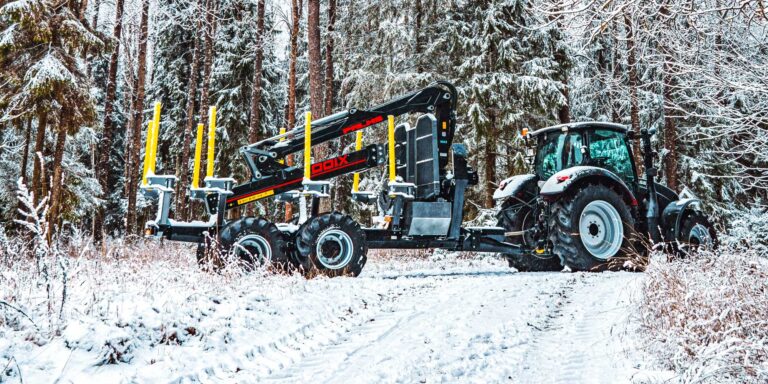 Palms HMWV metsäperävaunu metsässä talvella.