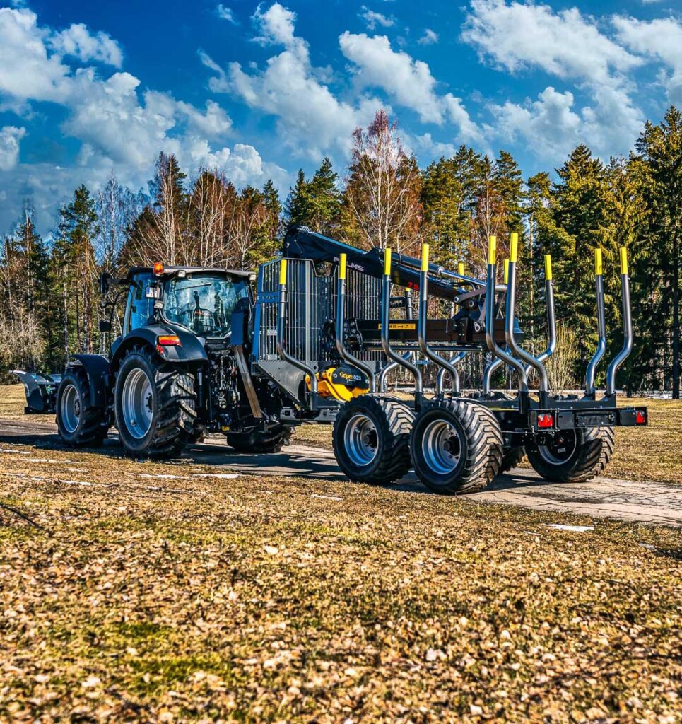 Palms 15U metsäkärry tiellä traktorin perässä.