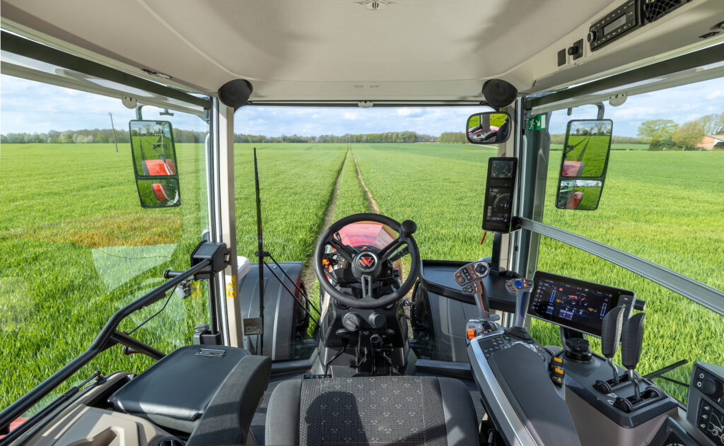 Massey Ferguson 8S Xtran ohjaamo.