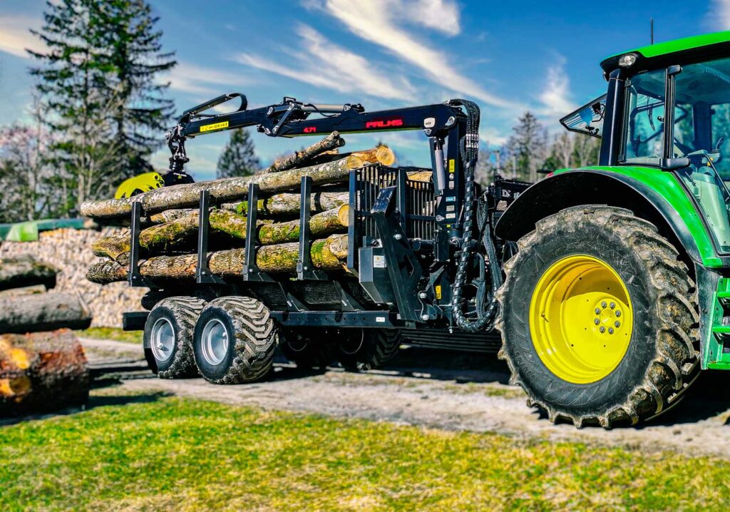 Palms 4.71 ja metsäkärry 8D täynnä tukkeja.