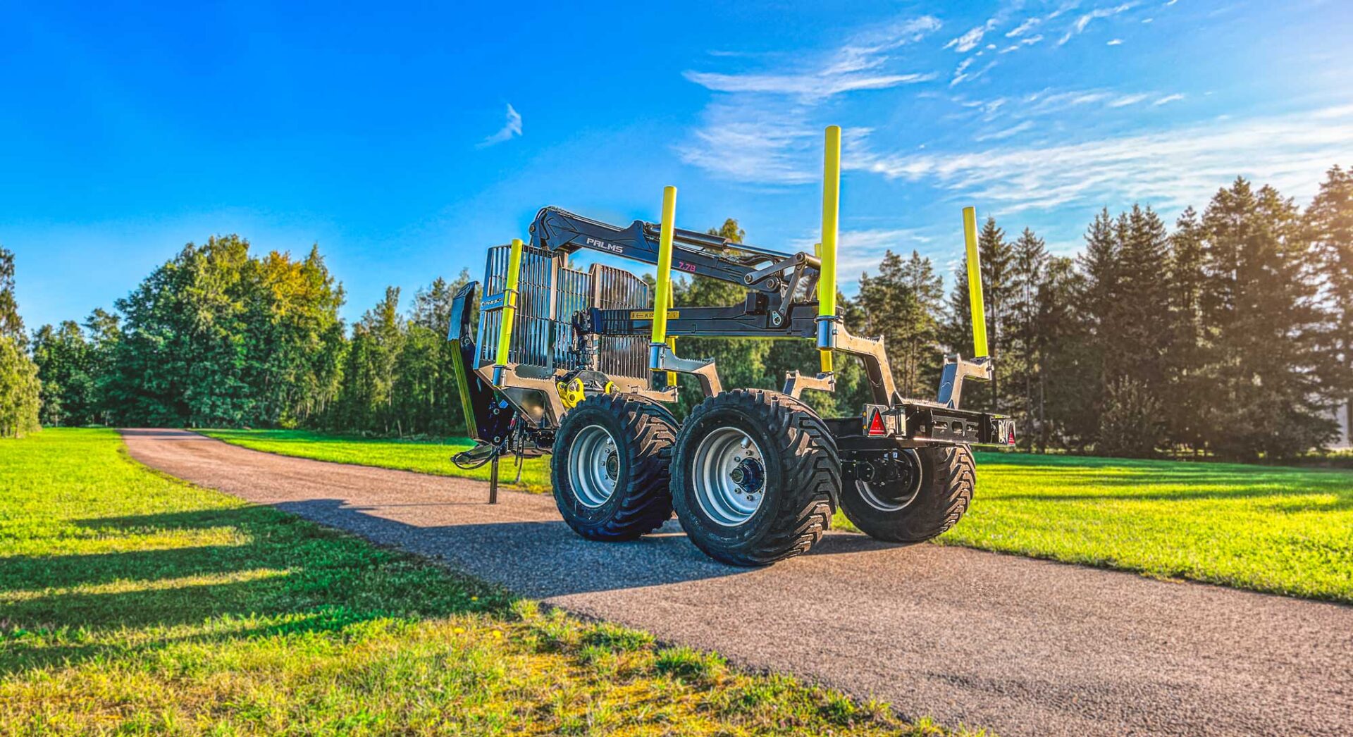 Palms 7.78 metsäkuormain ja kärry tiellä kuvattuna kesällä.