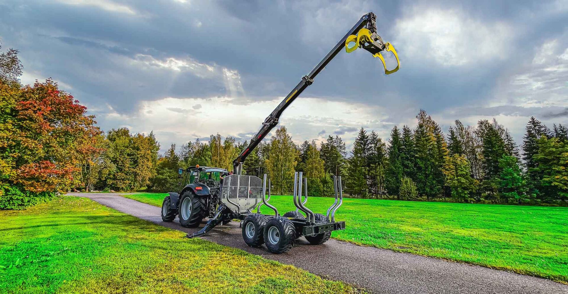 Palms 5.75 metsäkuormain ja kärry tiellä.