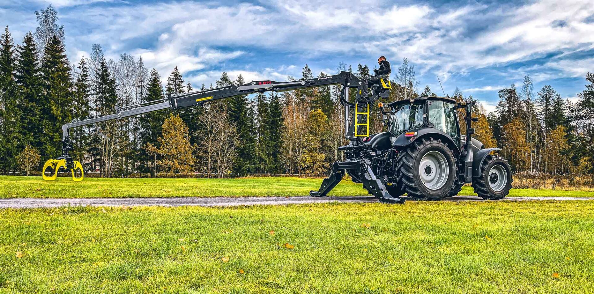 Palms 5.87Z metsäkuormain ja traktori puistossa.