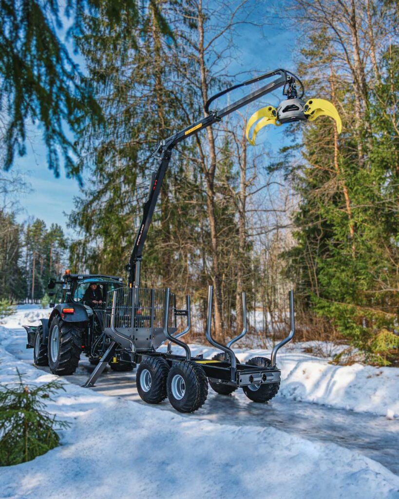 Palms 10D -metsäkärry ja metsäkuormain metsässä talvella.