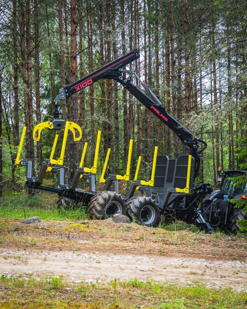 Palms HMWV metsäperävaunu ja X100 kuormain metsässä.