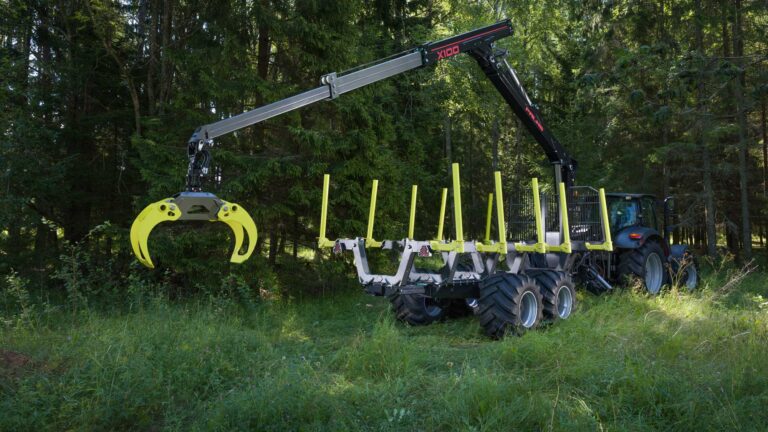 Palms 100X ja metsäkärry metsän laidalla kesällä.