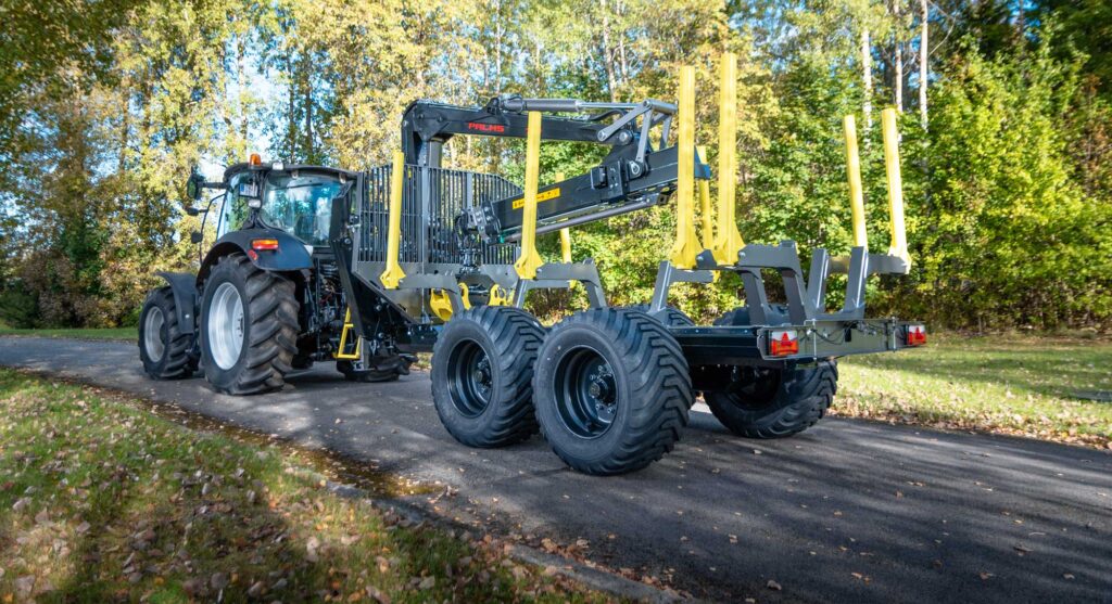 Palms 11UX metsäkärry tiellä.