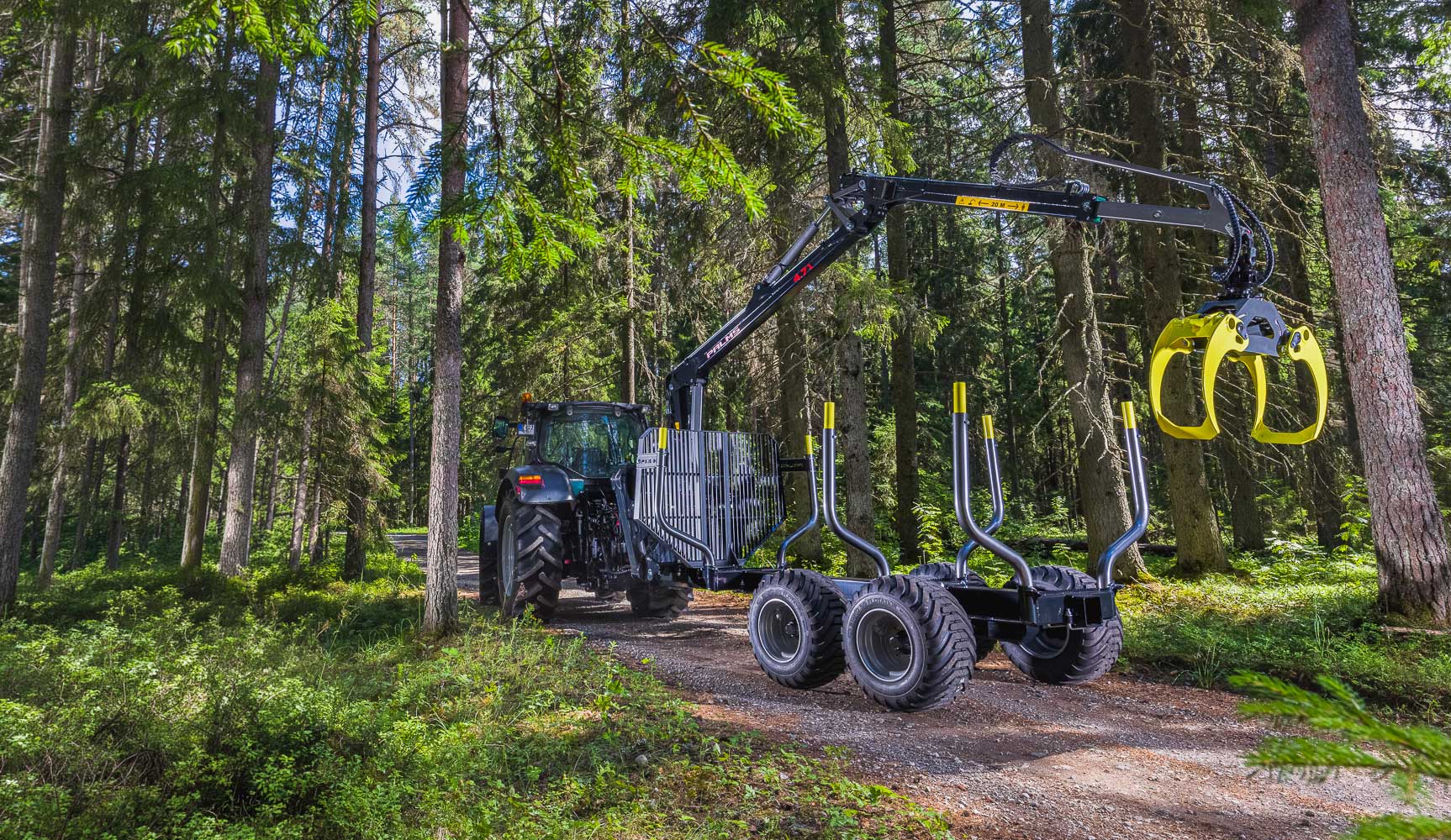 Palms 4.71 metsäkuormain ja -kärry metsätöissä metsässä kesällä.
